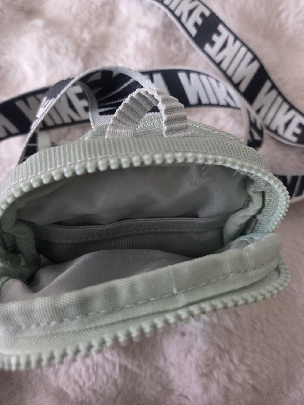 Nike Men’s Mint Green Crossbody Belt Bag with Black/White Logo Strap - Picture 4 of 4